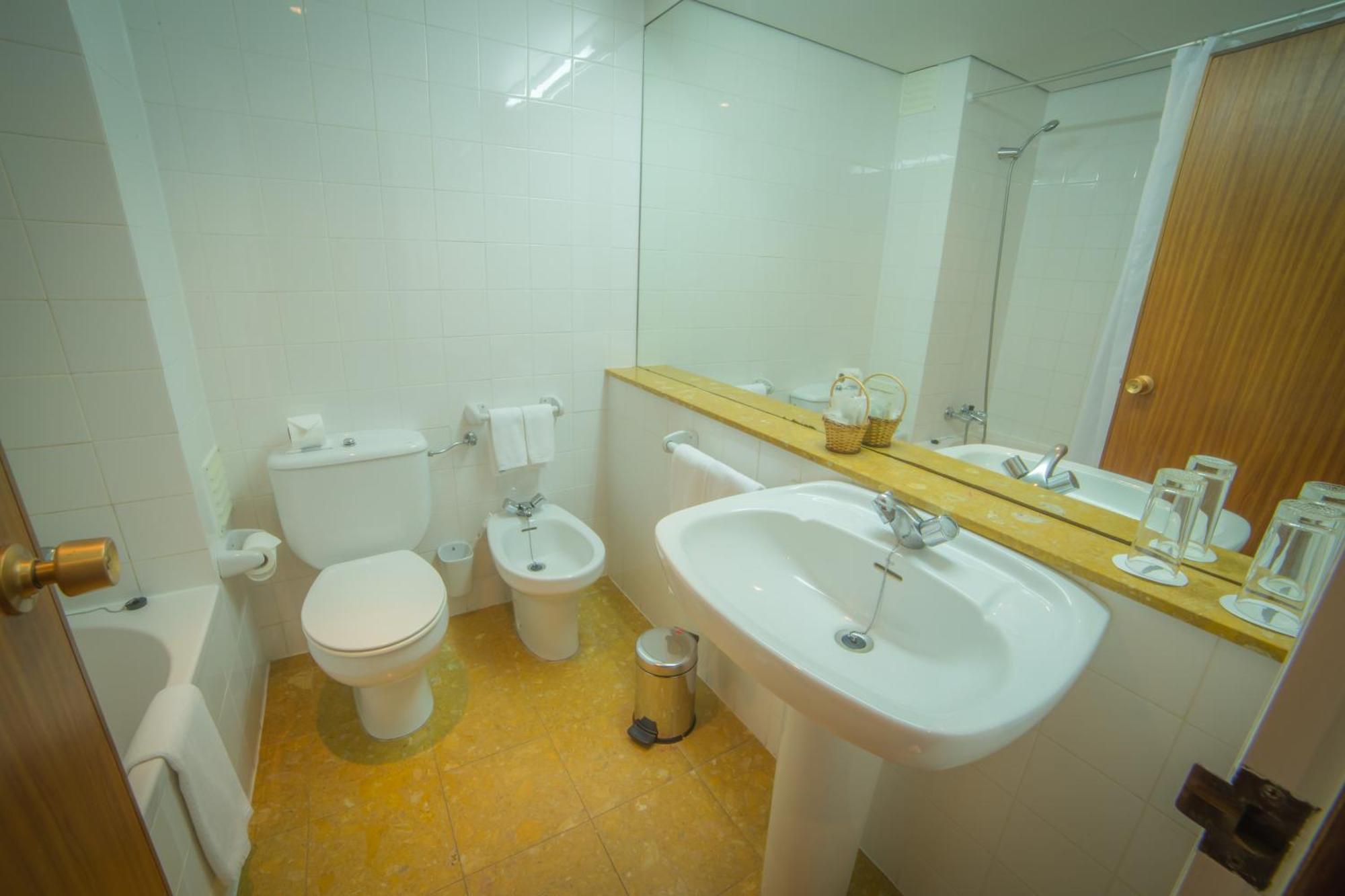 Double or Twin Room with Extra Bed (2 Adults + 1 Child),1598394113:JPEG